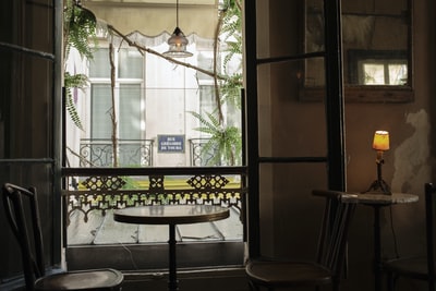 棕色的木质底座表旁边的门
